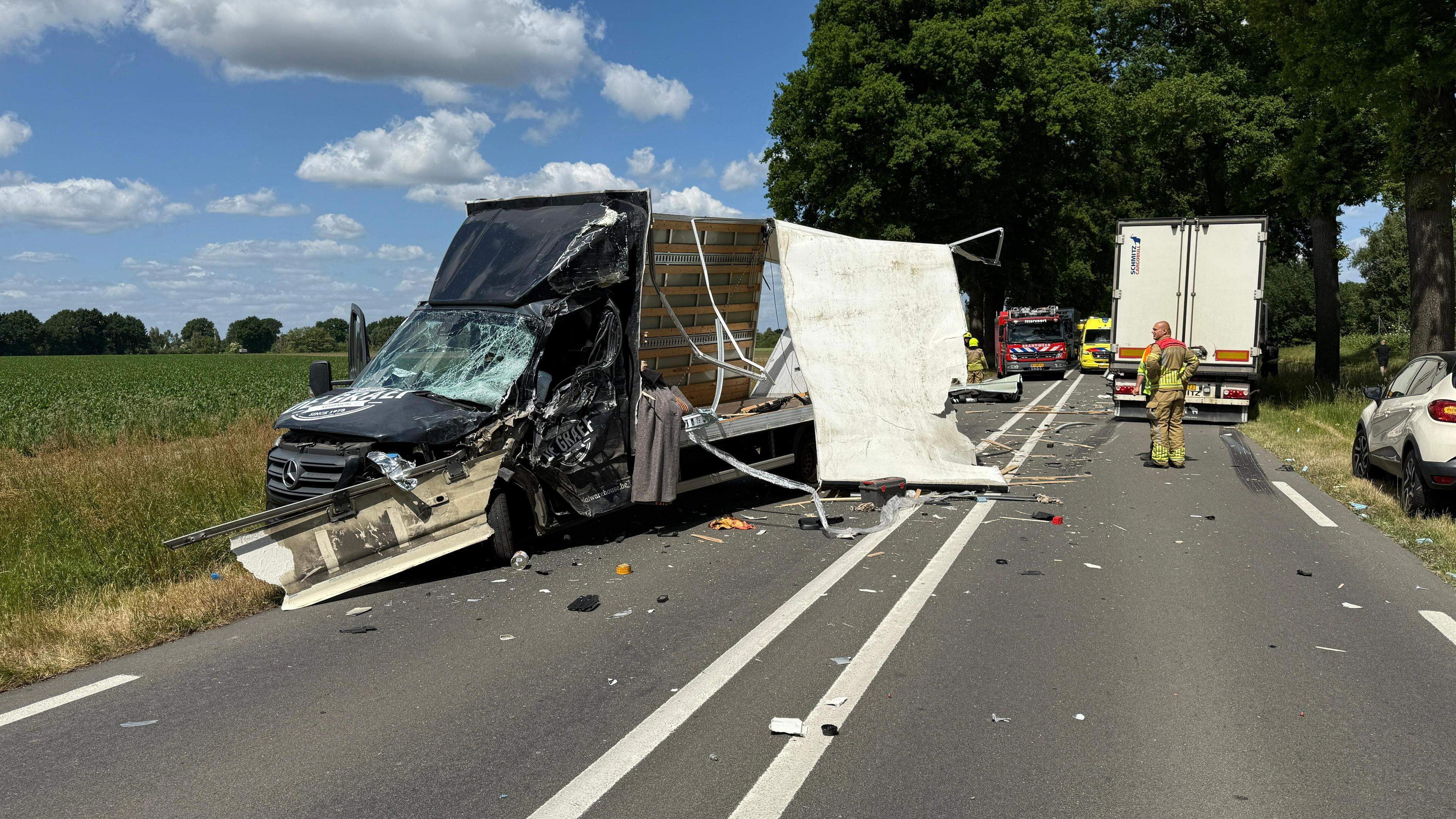 Gewonde bij botsing tussen bus en vrachtwagen op Napoleonsweg bij Ittervoort